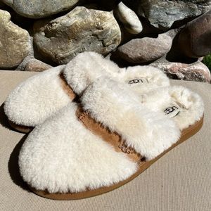 Uggs slippers size 7